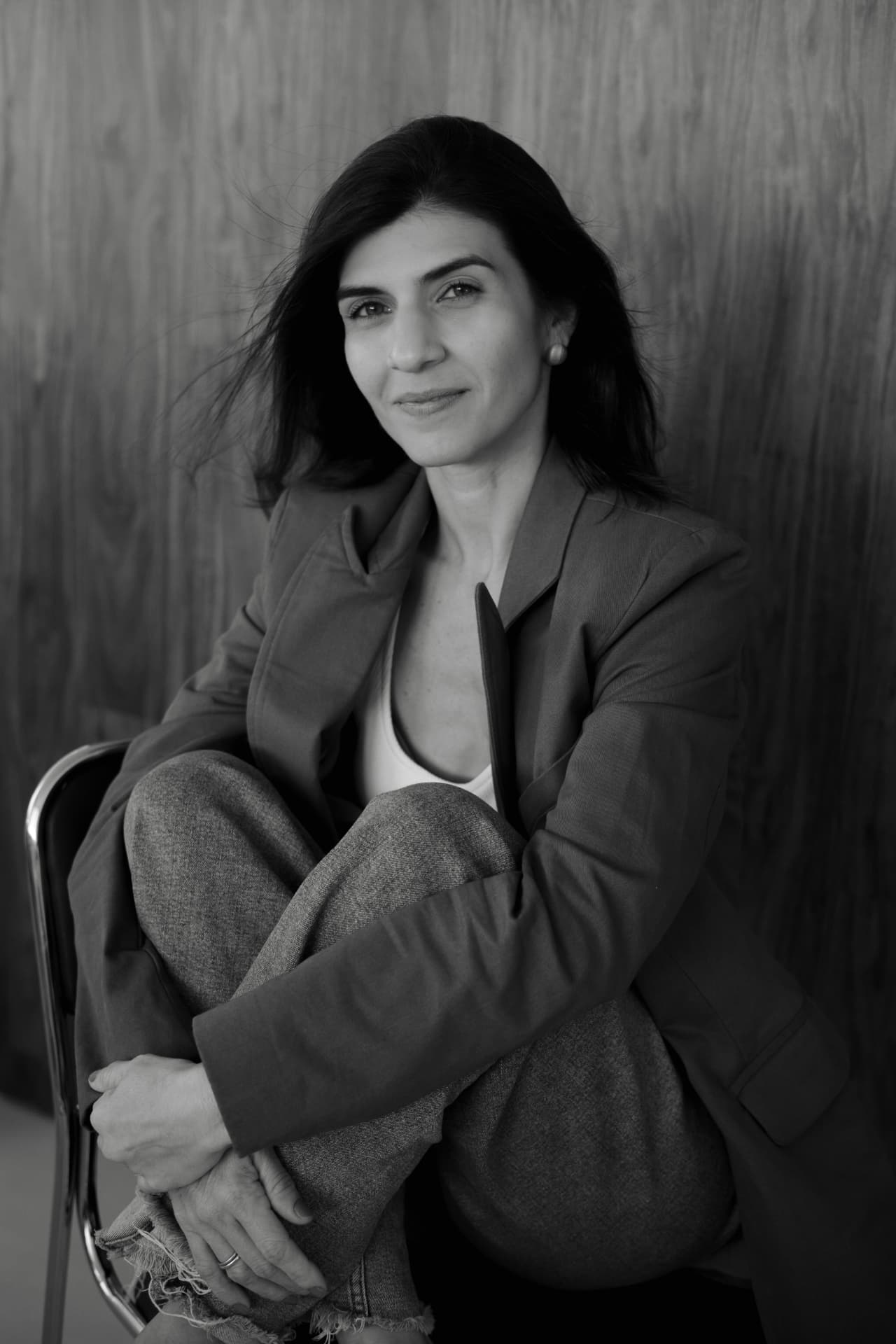 Retrato de Mariana Braga, psicóloga, em preto e branco